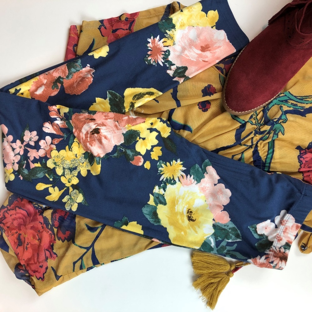 FREE with purchase❗️NWOT Soft Navy Floral Leggings